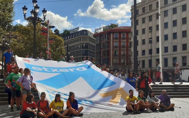 Representantes de Bilbao Konpartsak en la presentación de la manifestación. Representantes de Bilbao Konpartsak en la presentación de la manifestación.