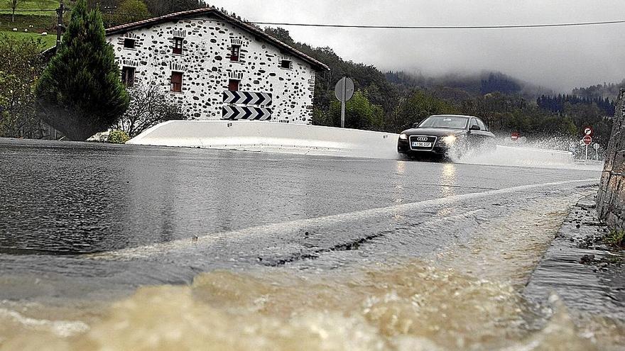 Balsa de agua provocada por lluvias torrenciales en la red viaria guipuzcoana, a la altura de Antzuola.