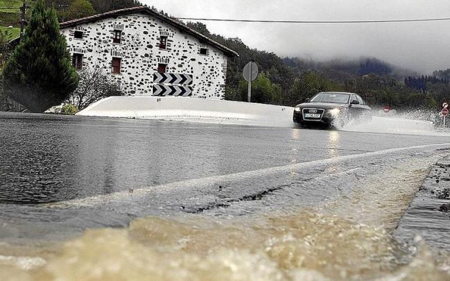 Balsa de agua provocada por lluvias torrenciales en la red viaria guipuzcoana, a la altura de Antzuola. Balsa de agua provocada por lluvias torrenciales en la red viaria guipuzcoana, a la altura de Antzuola.