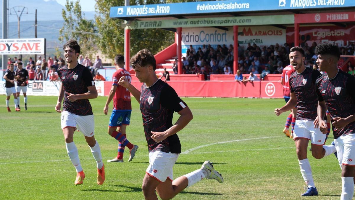 Luis Bilbao celebra el gol de la victoria.