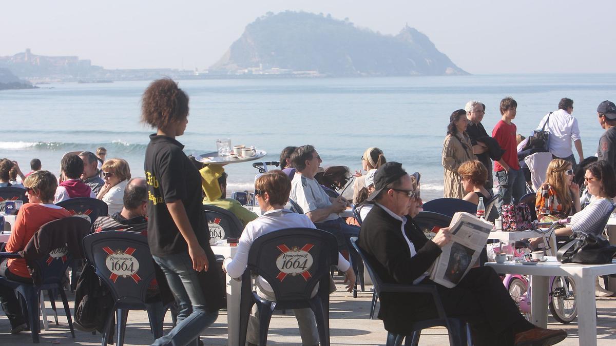 Zarauzko Malekoian %37a aritzen da euskaraz eta Azken Portuan, aldiz, %74ak erabiltzen du.
