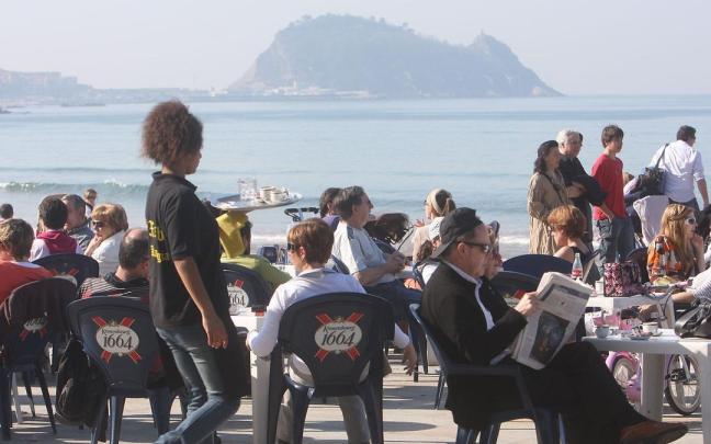 Zarauzko Malekoian %37a aritzen da euskaraz eta Azken Portuan, aldiz, %74ak erabiltzen du.