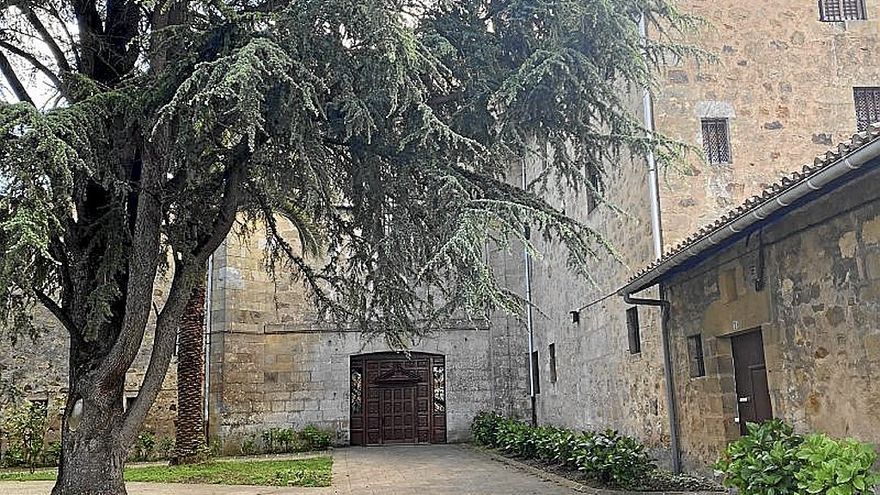 Entrada del convento de Santa Klara en Zarautz. | FOTO: N.G.