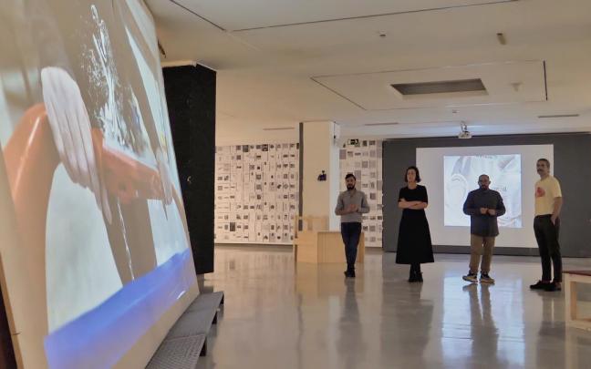 La diputada Lorea Bilbao, con algunos de los artistas en la Sala Rekalde. La diputada Lorea Bilbao, con algunos de los artistas en la Sala Rekalde.