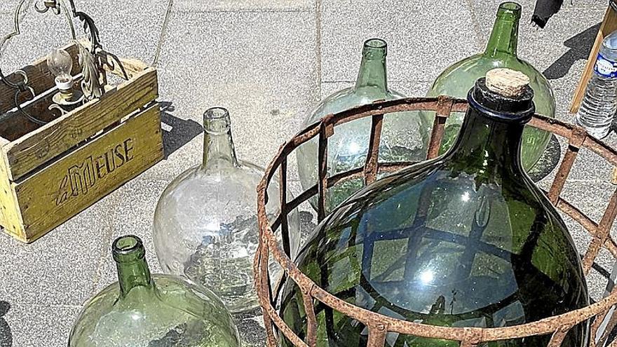 Vasijas de cristal y cestas en un mercadillo de Iparralde.