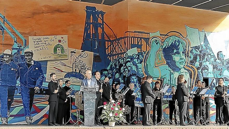 El vicelehendakari, Josu Erkoreka, encabezó la participación institucional en el acto que se celebró en la Herriko Plaza de Barakaldo. | FOTO: MIGUEL A. PARDO