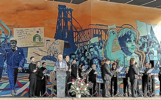 El vicelehendakari, Josu Erkoreka, encabezó la participación institucional en el acto que se celebró en la Herriko Plaza de Barakaldo. | FOTO: MIGUEL A. PARDO