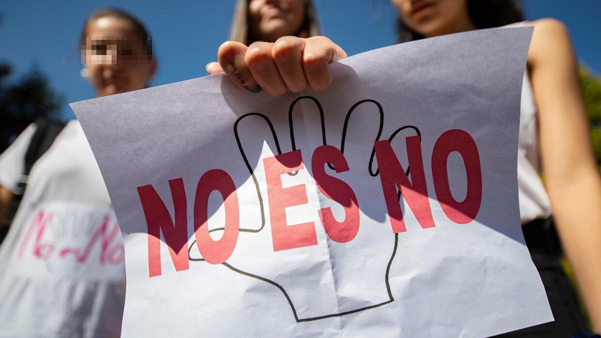 Una protesta con un cartel en el que se puede leer el lema de "No es no"