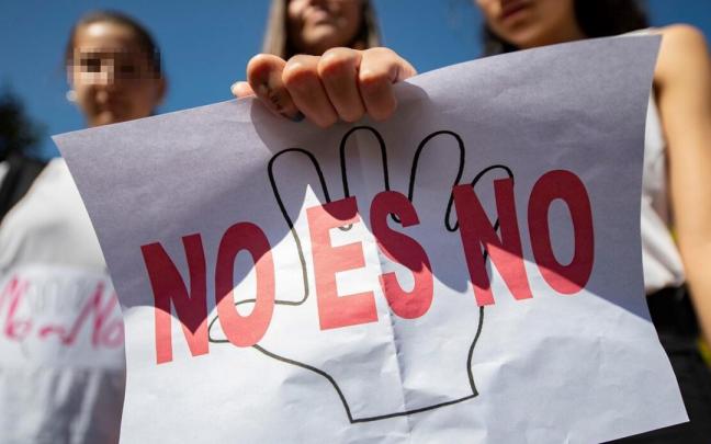 Una protesta con un cartel en el que se puede leer el lema de "No es no"