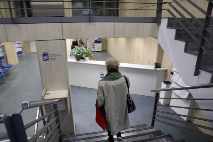 Una mujer accede al interior de las oficinas de Donostiako Etxegintza, en la calle San Marcial, 2.