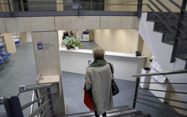 Una mujer accede al interior de las oficinas de Donostiako Etxegintza, en la calle San Marcial, 2.