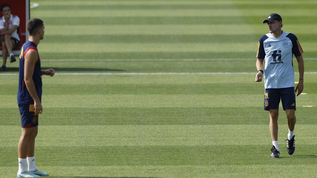 Ferran Torres conversa con Luis Enrique durante un entrenamiento de la selección española.