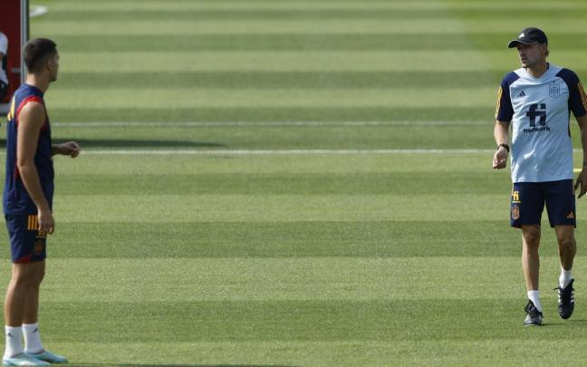 Ferran Torres conversa con Luis Enrique durante un entrenamiento de la selección española.