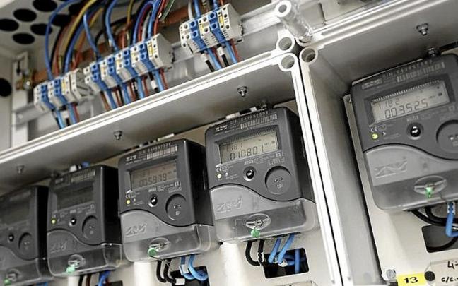 Contadores digitales de electricidad en un edificio. | FOTO: E.P.