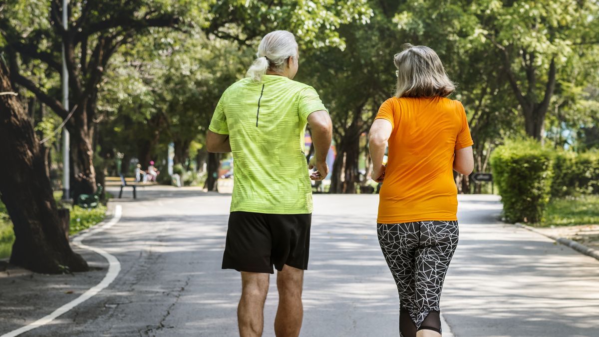 Una pareja corriendo juntos.