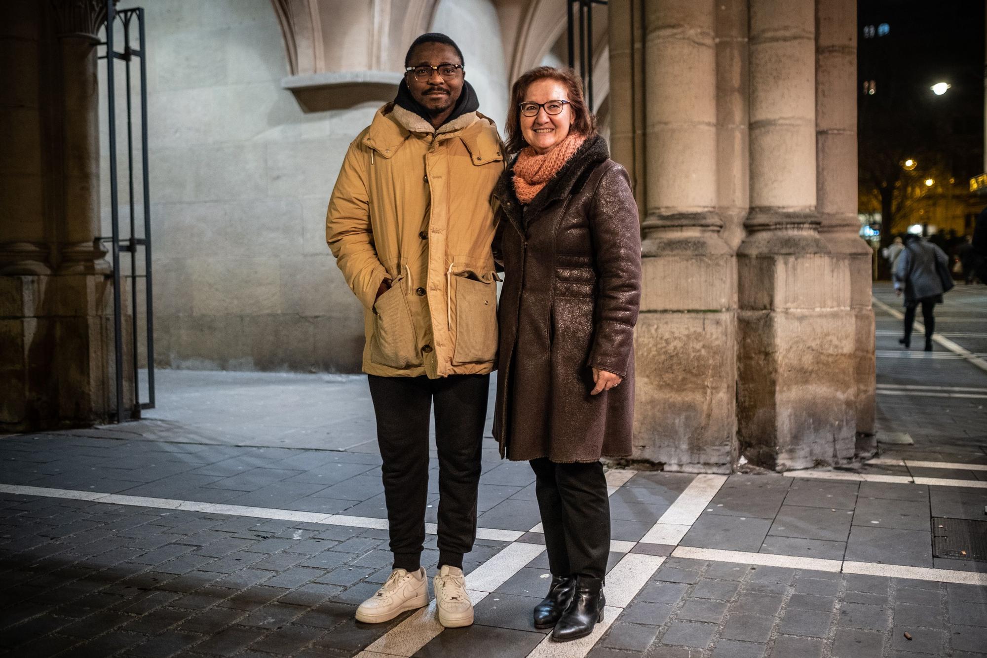 El joven ghanés Tawfiq Salif y su mentora, Lola Vicente, durante un encuentro de Kideak.