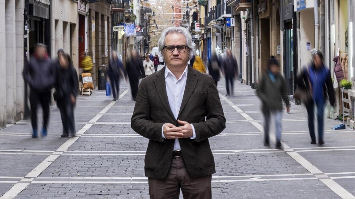 Carlos Pérez-Nievas posa en la calle Mayor de Pamplona