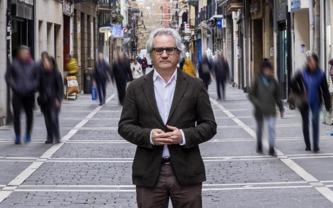 Carlos Pérez-Nievas posa en la calle Mayor de Pamplona Carlos Pérez-Nievas posa en la calle Mayor de Pamplona