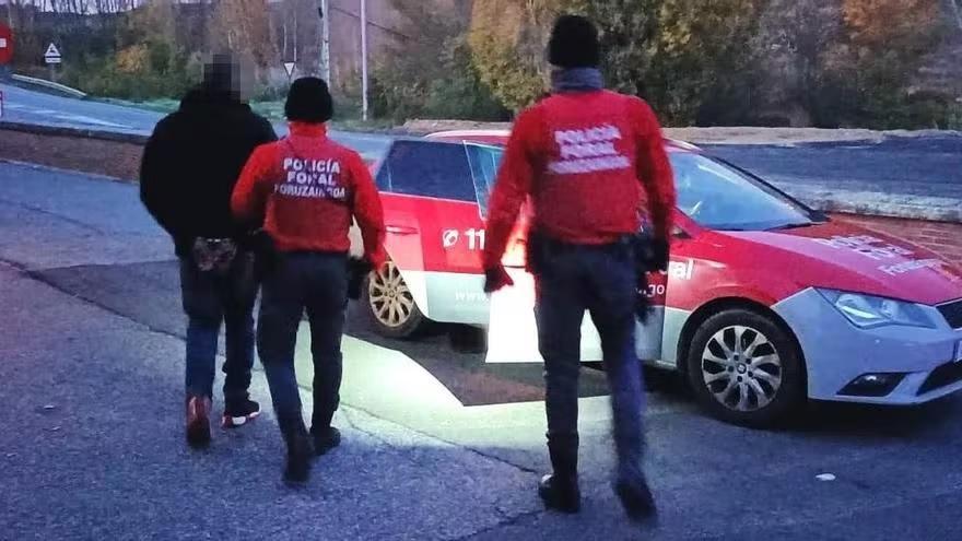 Momento de la detención del pasajero que agredió a su pareja en un autobús