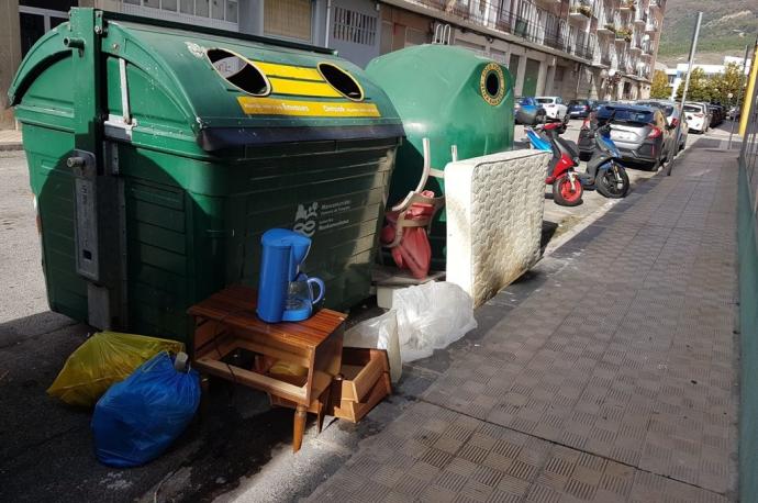 Residuos fuera de los contenedores de basura instalados en Pamplona