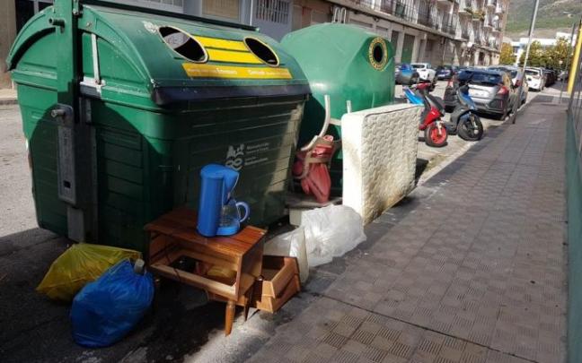 Residuos fuera de los contenedores de basura instalados en Pamplona Residuos fuera de los contenedores de basura instalados en Pamplona