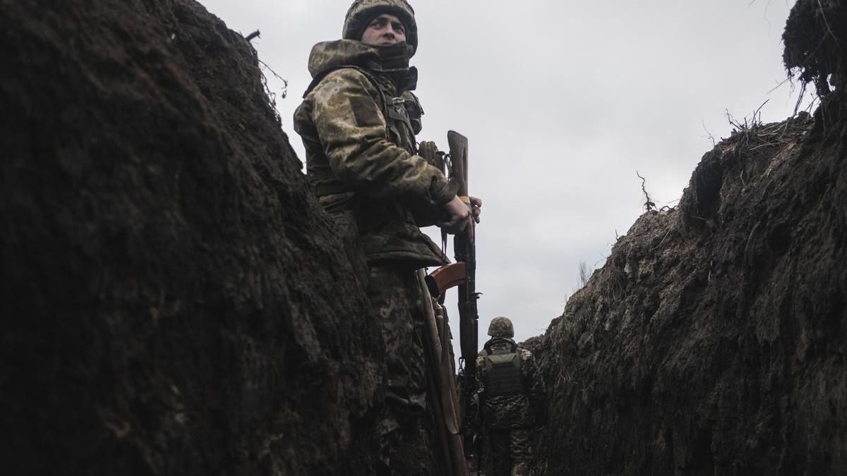 Soldados ucranianos en una trinchera cerca de la localidad de Bakhmut, en Donetsk.