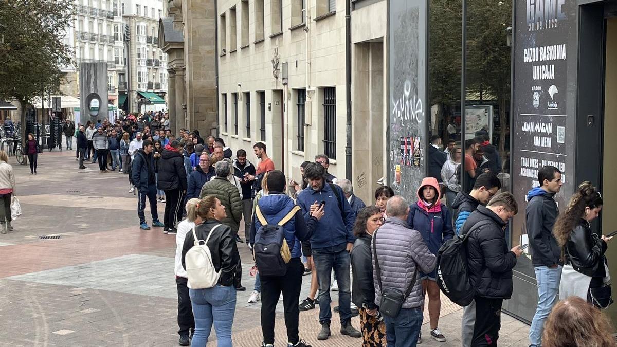 Cientos de aficionados aguardan la apertura de puertas para adquirir su entrada para la visita a Burgos