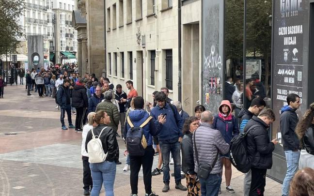 Cientos de aficionados aguardan la apertura de puertas para adquirir su entrada para la visita a Burgos