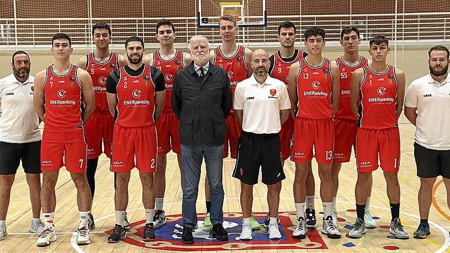 Presidente, cuerpo técnico y plantilla (falta Aleksa Popovic) del Enerparking Basket Navarra para la temporada 2022/2023; ayer en el Polideportivo Arrosadía.