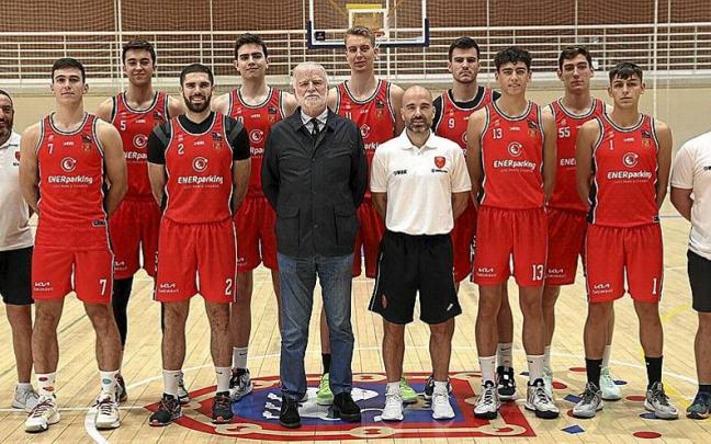 Presidente, cuerpo técnico y plantilla (falta Aleksa Popovic) del Enerparking Basket Navarra para la temporada 2022/2023; ayer en el Polideportivo Arrosadía.