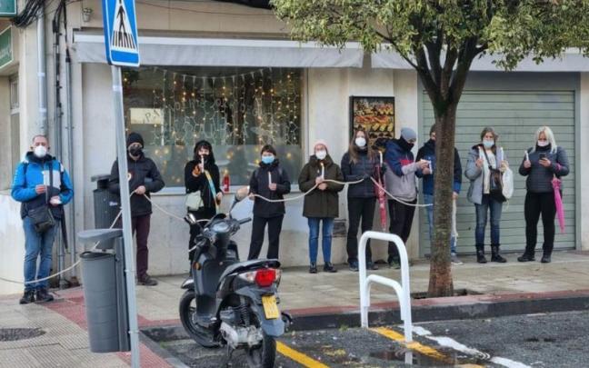 Concentración silenciosa a las puertas del negocio del supuesto autor de la muerte de la galga Duna.