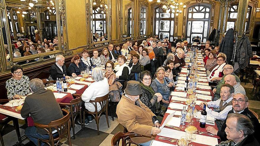 Comida navideña con residentes de los pisos tutelados