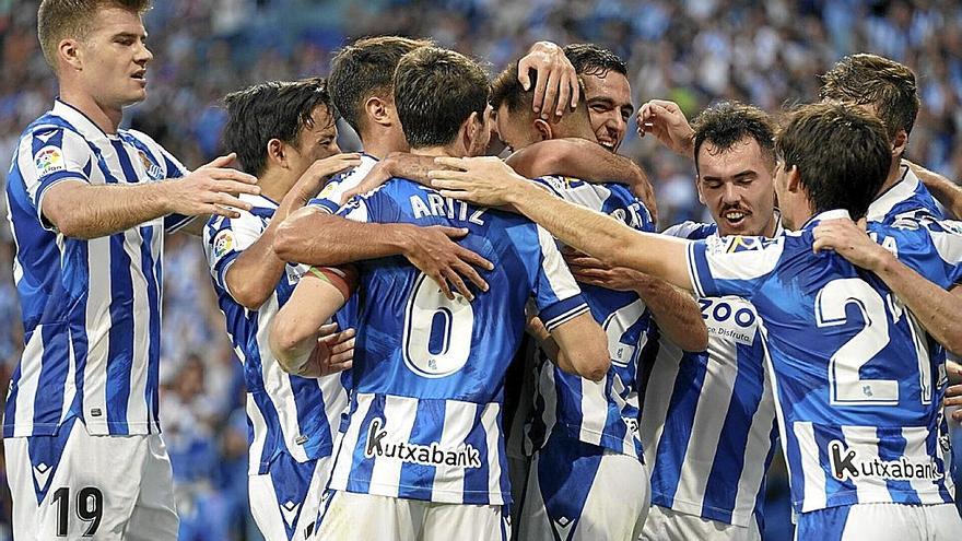 Los jugadores de la Real celebran el gol de Brais al Villarreal