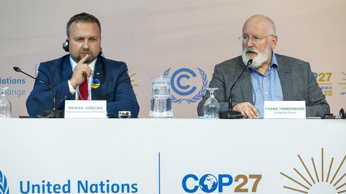 El vicepresidente de la Comisión Europea, Franz Timmermans (derecha), en la cumbra del COP27