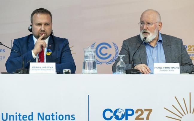 El vicepresidente de la Comisi&oacute;n Europea, Franz Timmermans (derecha), en la cumbra del COP27