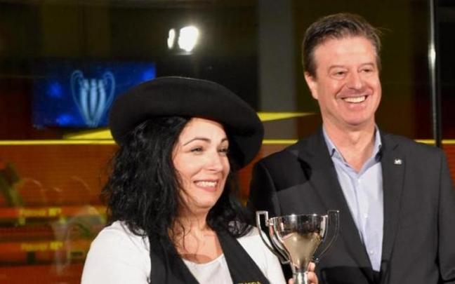 Ainara Arce, del Izarra Berria de Leioa, recoge su premio a la mejor tortilla de Bizkaia de manos de Boni García