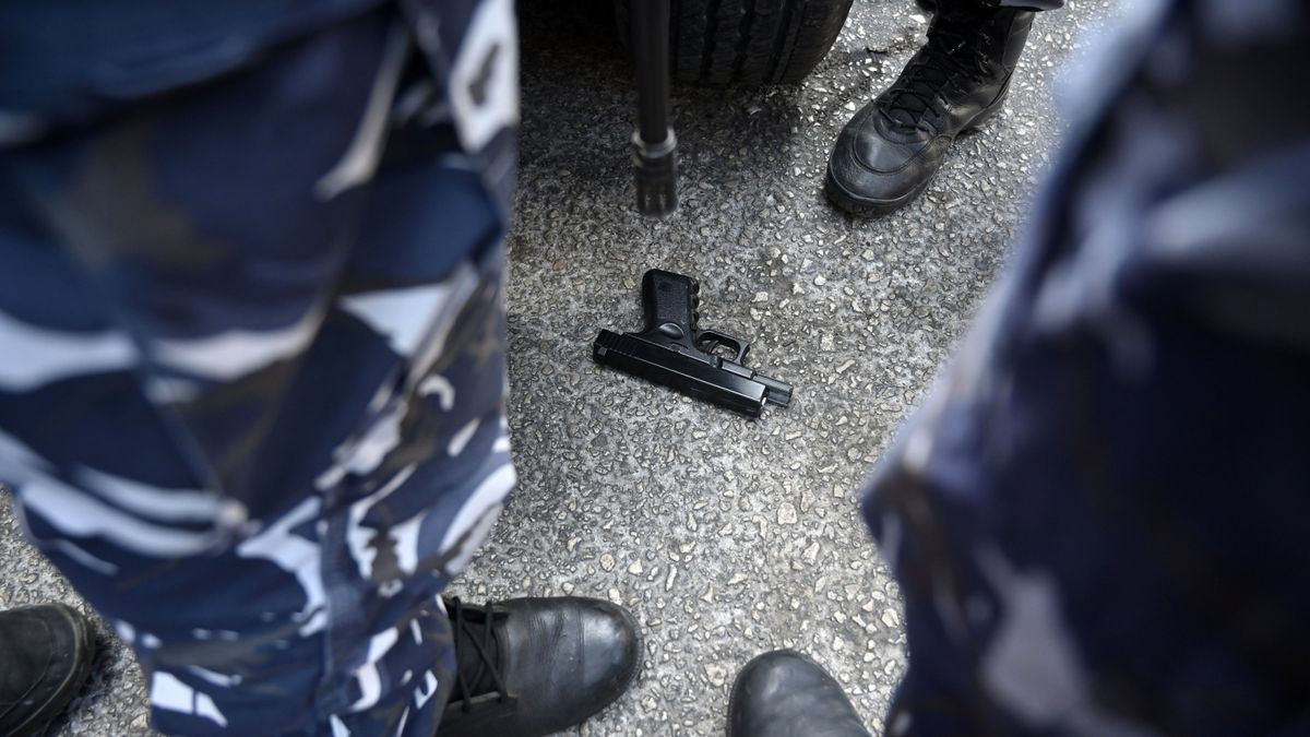 Las fuerzas de seguridad libanesas junto a la pistola.