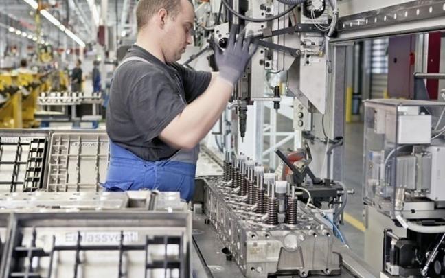 Un operario en una fábrica de motores. Un operario en una fábrica de motores.