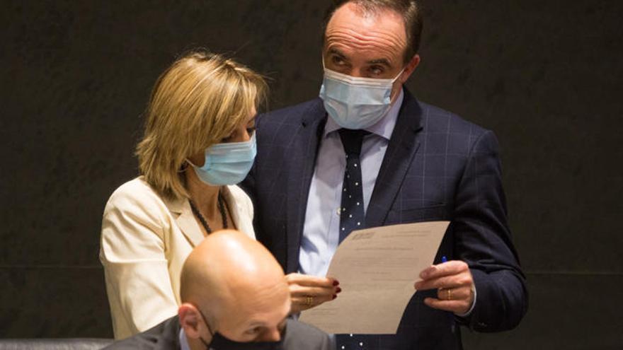 Esparza conversa con Cristina Ibarrola, de Navarra Suma, en el Parlamento.