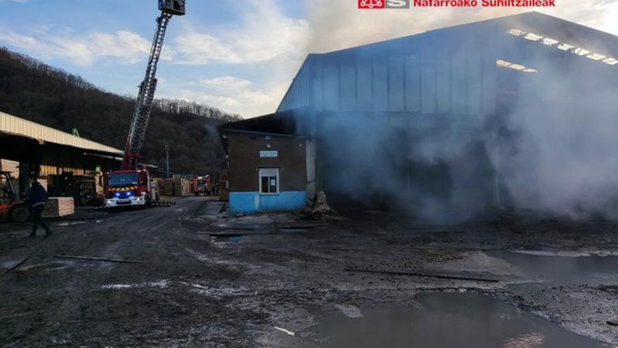 Imagen de las instalaciones que han ardido de Maderas Justa, en Arano.