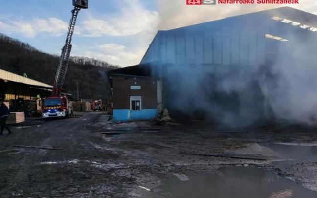 Imagen de las instalaciones que han ardido de Maderas Justa, en Arano.