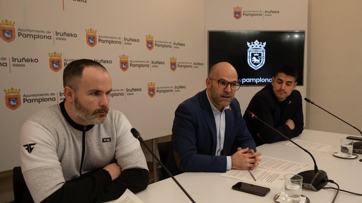 El concejal especial de Deporte y Juventud, Fernando Aranguren, presenta junto con Aritz Iturmendi y Adrián Suescun, miembros de la asociación Pamplona Cross Trail, los juegos Pamplona Arena Games.