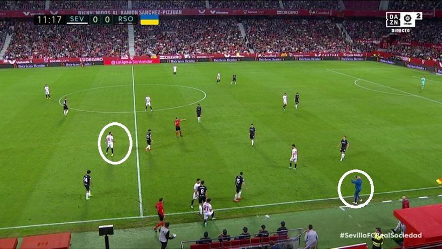 El entrenador argentino activa de inmediato un cambio de dibujo para las fases de repliegue. Aquí le vemos dirigiéndose claramente a Gudelj...