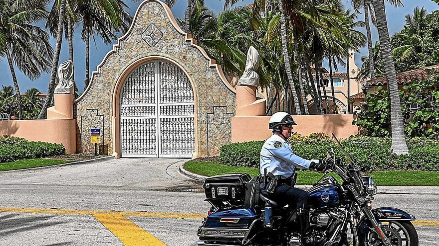 Un policía hace guardia delante de la mansión del expresidente Donald Trump en Mar-a-Lago.