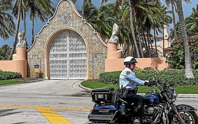 Un policía hace guardia delante de la mansión del expresidente Donald Trump en Mar-a-Lago.