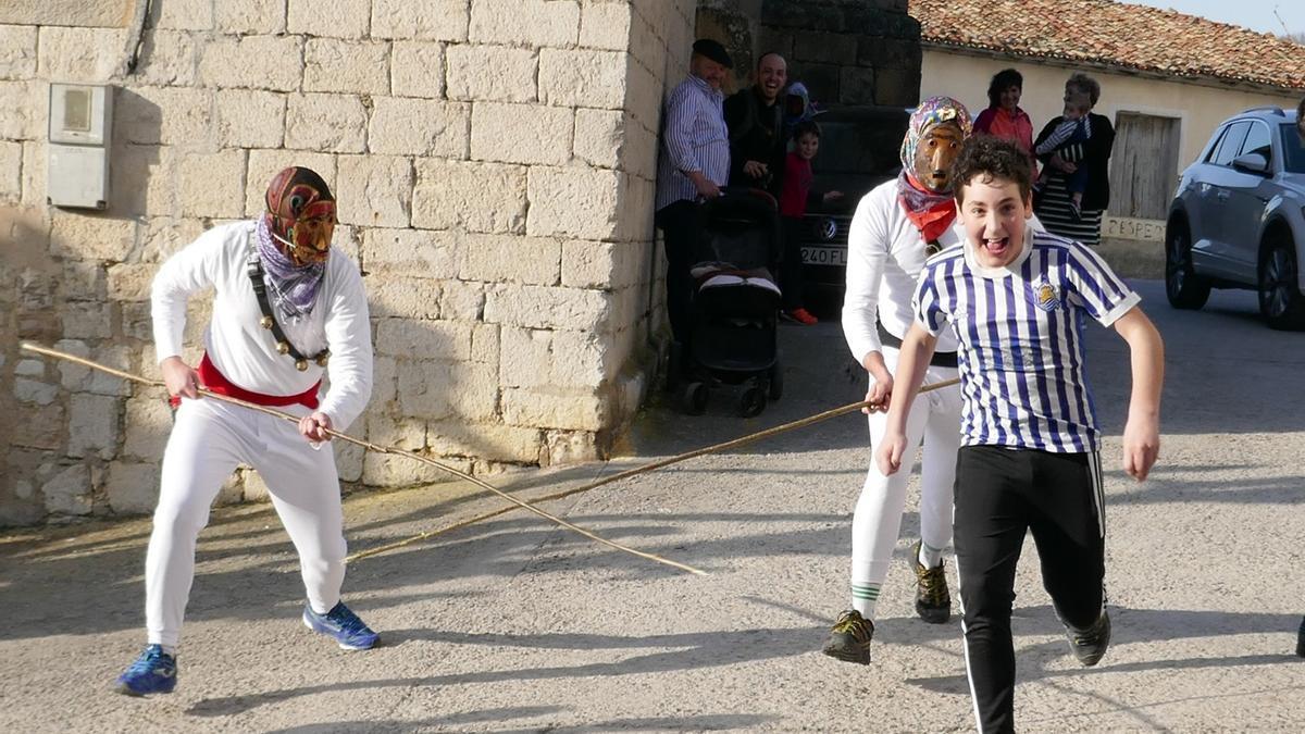 Las carreras y los saltos se sucedieron por las calles de Unanu para evitar los varas de avellano.