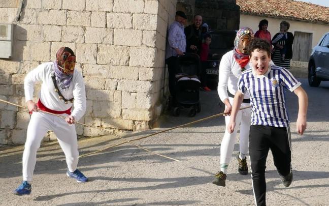 Las carreras y los saltos se sucedieron por las calles de Unanu para evitar los varas de avellano.