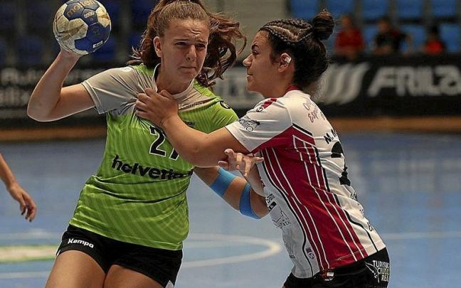 Una defensora del Soliss trata de frenar la internada de la internacional navarra Naroa Baquedano.