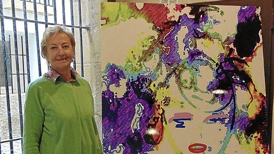 María José Ayestarán posa junto a la obra que ha dedicado a Cristina Ortiz, ‘La Veneno’.