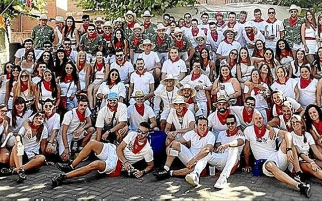 Algunos de los lodosanos que se re&uacute;nen a diario en la Plazuela.